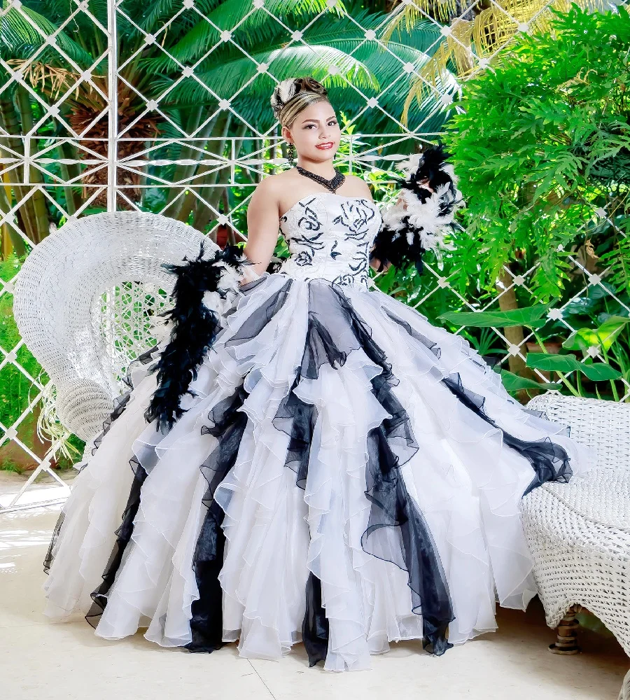 Vintage gótico Vestidos De quinceañera 2026 vestido De baile volantes blanco y negro Charro México dulce 16 vestido Debutante 15 Anos