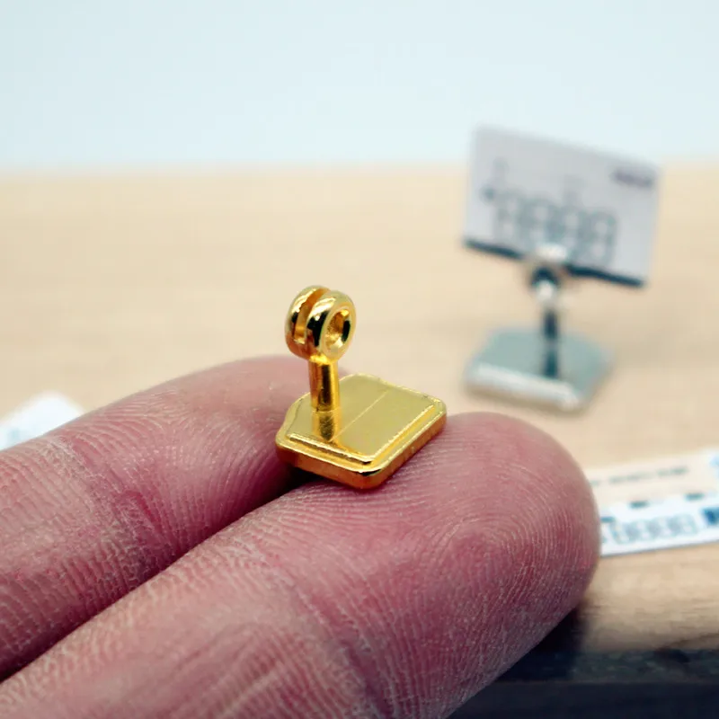 1 zestaw miniaturowych metali do zabawy w domku dla lalek: metalowe etykiety cenowe i małe karteczki z napisami, dekoracja do domku dla lalek, ozdoba do ciasteczek i ciastek, akcesoria.