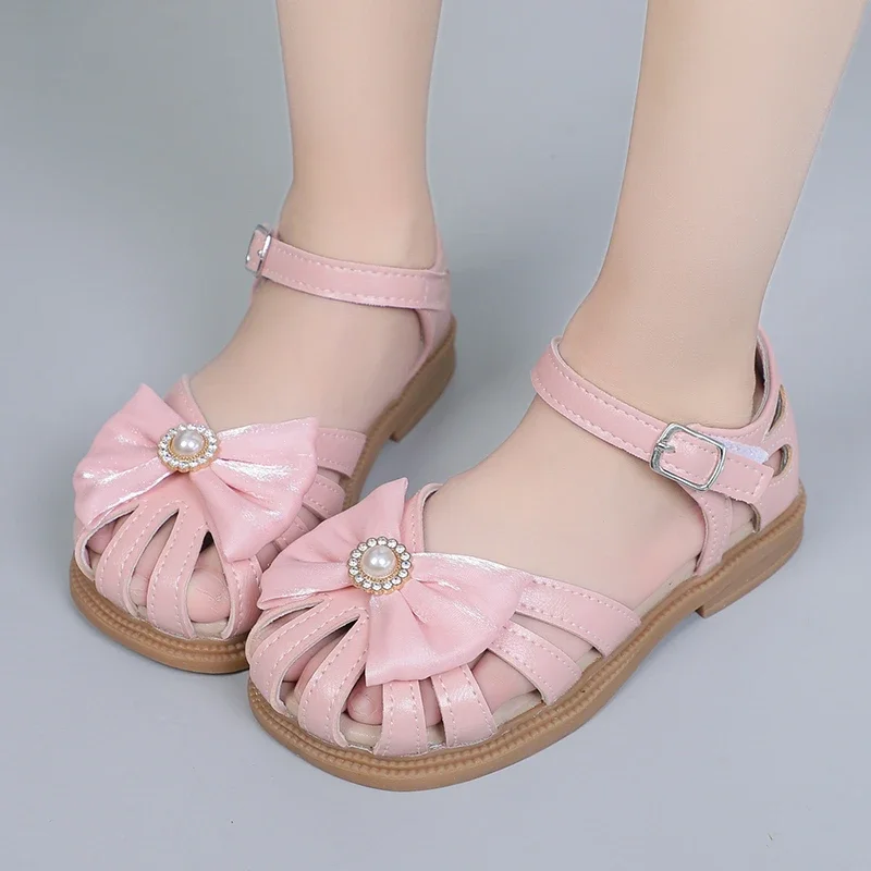 Girls Princess Sandals 2024 Summer New PU Hollow Covered Toes Kids Fashion Bow with Big Pearl Soft Simple Children Casual Shoes