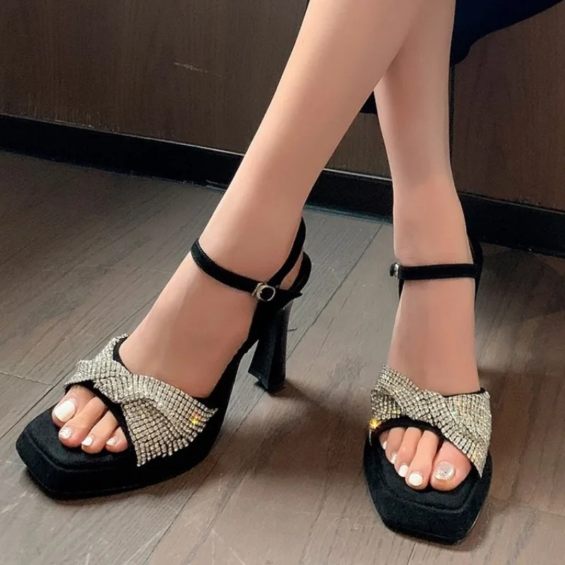 

Новинка 2023 года, роскошная брендовая женская модная кожаная пикантная летняя обувь на высоком каблуке с открытым носком, удобная женская обувь, сандалии для банкета и вечеринки