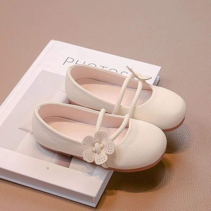 

Кожаные туфли на плоской подошве для девочек, Новое поступление 2026, детская обувь без шнуровки на мягкой подошве с цветочным принтом, подходящая для выступлений ​ Обувь