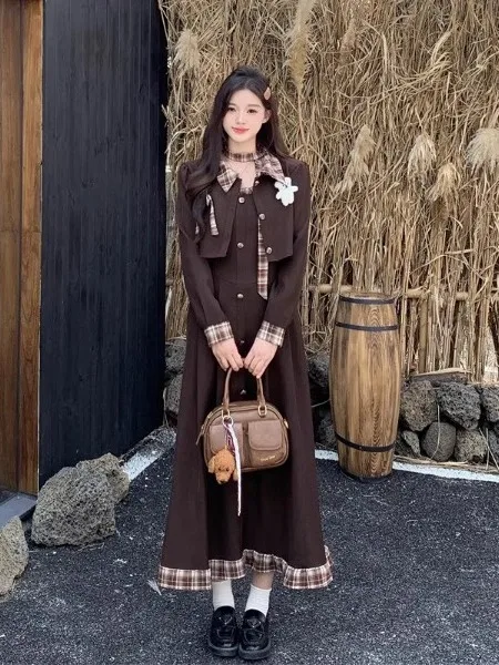 

Комплект из клетчатой куртки и платья больших размеров для осени и зимы: женский модный комплект с платьем миди с высокой талией и поясом, двухсоставный комплект для стройнящего силуэта.