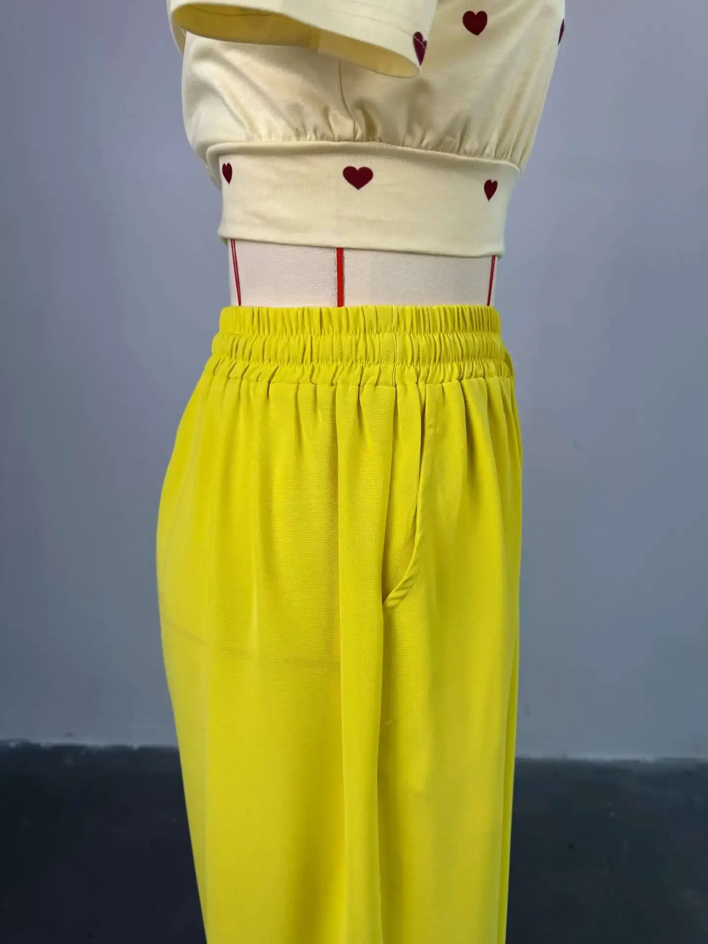 طقم سراويل نسائية صيفية جديدة موديل 2025 مكونة من قطعتين ورقبة دائرية وأكمام قصيرة وواسعة الساق