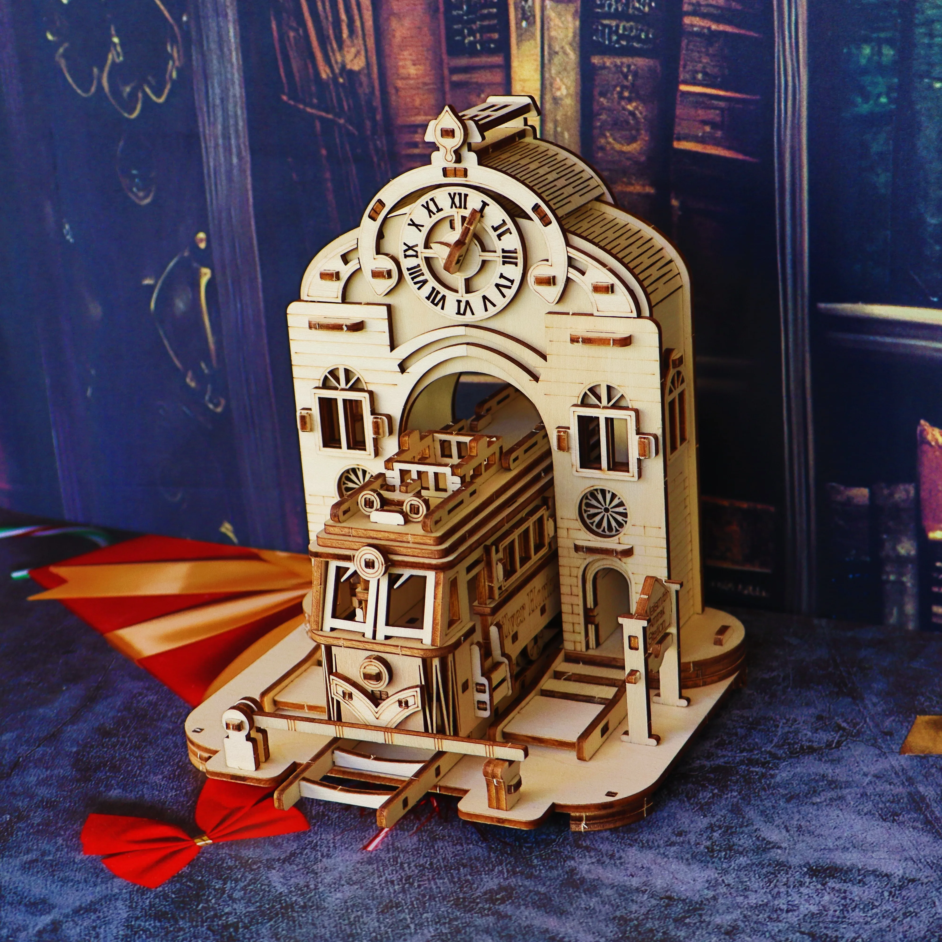 محطة قطار ألغاز خشبية، نموذج محاكاة ستيريو ثلاثي الأبعاد، لعبة تفاعلية لبناء الوالدين والطفل، ديكور إبداعي للمناظر الطبيعية الحضرية