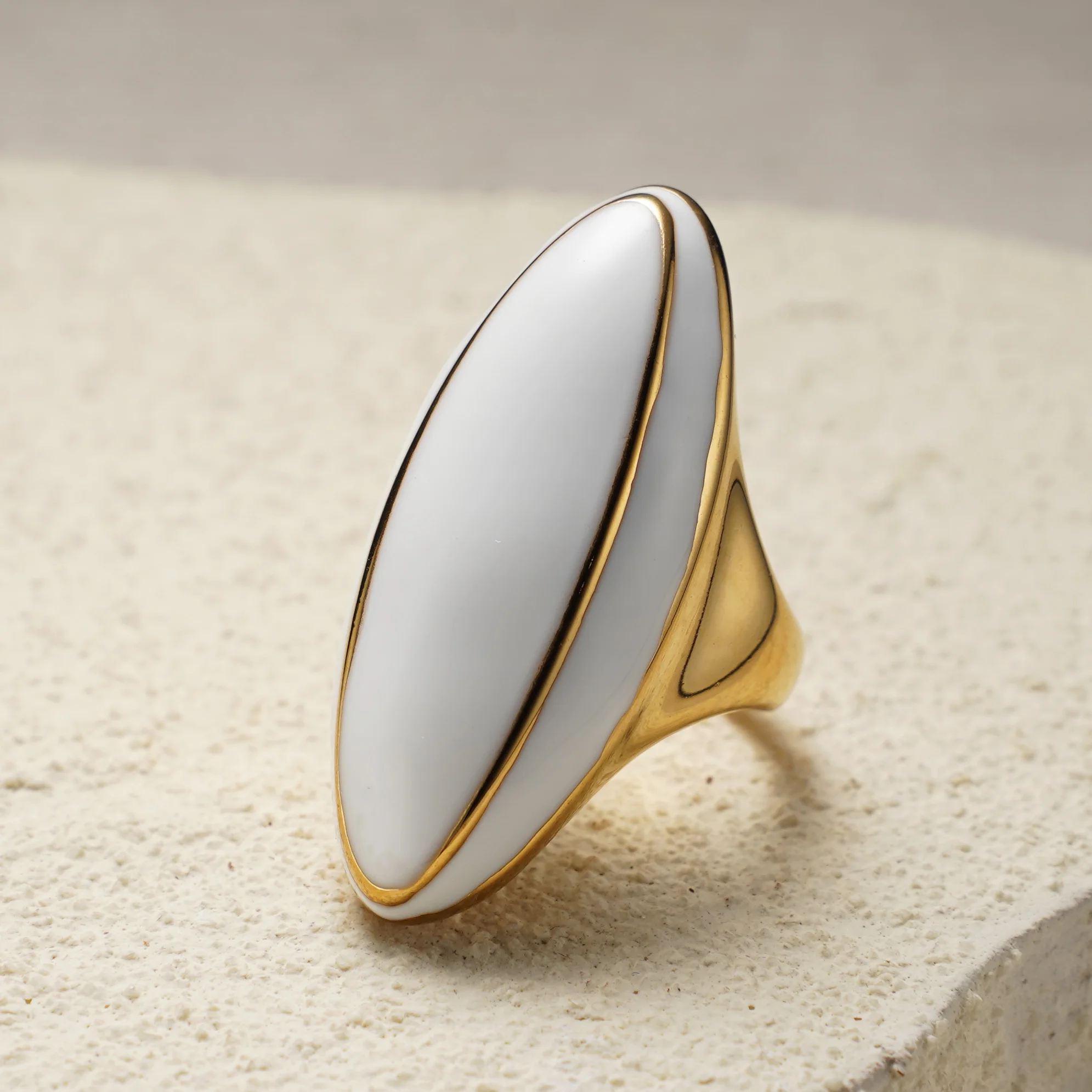Anillo de Sello Ovalado Alargado Minimalista Chapado en Oro, Superficie de Resina Sintética Sólida, Acero Inoxidable 316L
