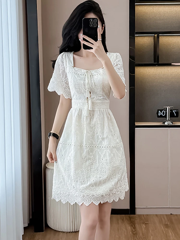 Wit borduurwerk uitgehold casual korte jurk voor dames zomer chique strik kwastje vierkante kraag jurk 2025, Koreaanse bodycon-jurken