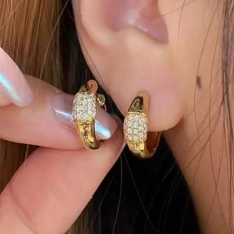 Huitan Elegante Creolen für Frauen, Hochzeit, Verlobung, Accessoires, luxuriöse Goldfarbe, eingelegte glänzende CZ, bezaubernder trendiger Schmuck