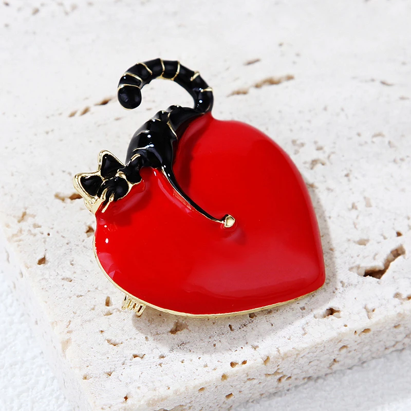 Broche esmaltado para mujer, alfileres con forma de corazón de amor, Gato perezoso, joyería de solapa, regalo de fiesta