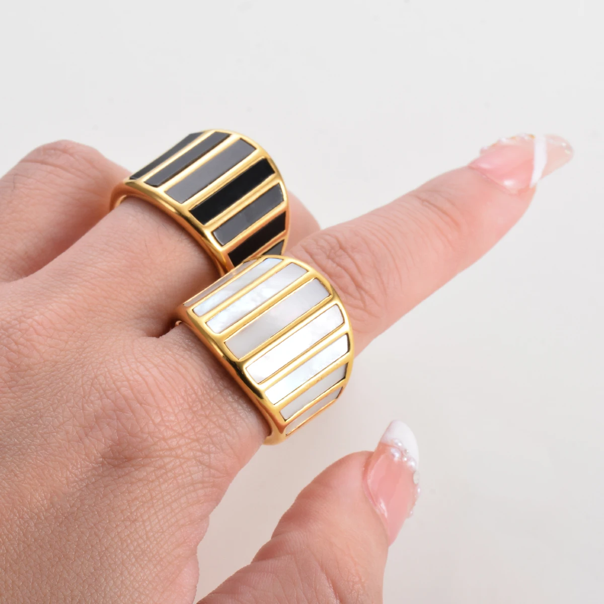 Vintage Chunky Rectangle White Black Shell Rings for Women Gold Color Wide Finger Ring Party Jewelry Accessories Gift