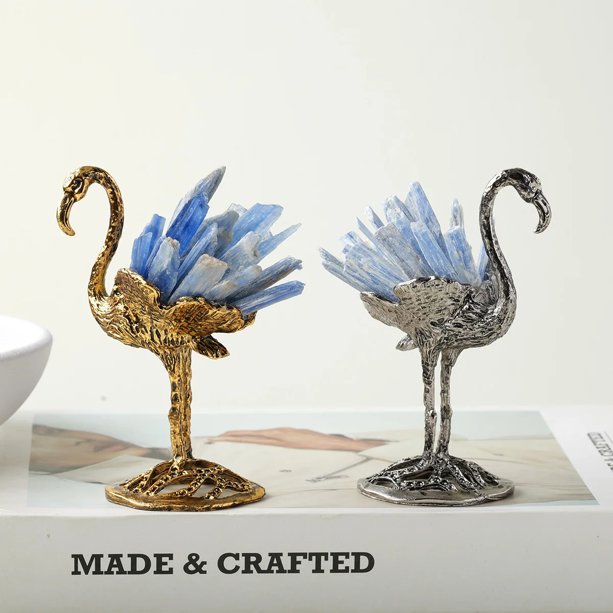 1 قطعة مجموعة الأحجار الكيانيت الطبيعية مع قاعدة معدنية ذهبية للمنزل سطح المكتب شفاء كريستال الديكور لتقوم بها بنفسك فلامنغو ديسي