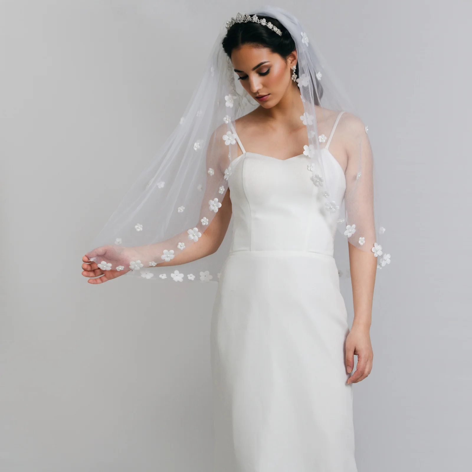 

G80 Цветочная фата с белым жемчугом и цветком, свадебный аксессуар, белая фата с металлической расческой для волос, мягкий тюль, романтический стиль отпуска