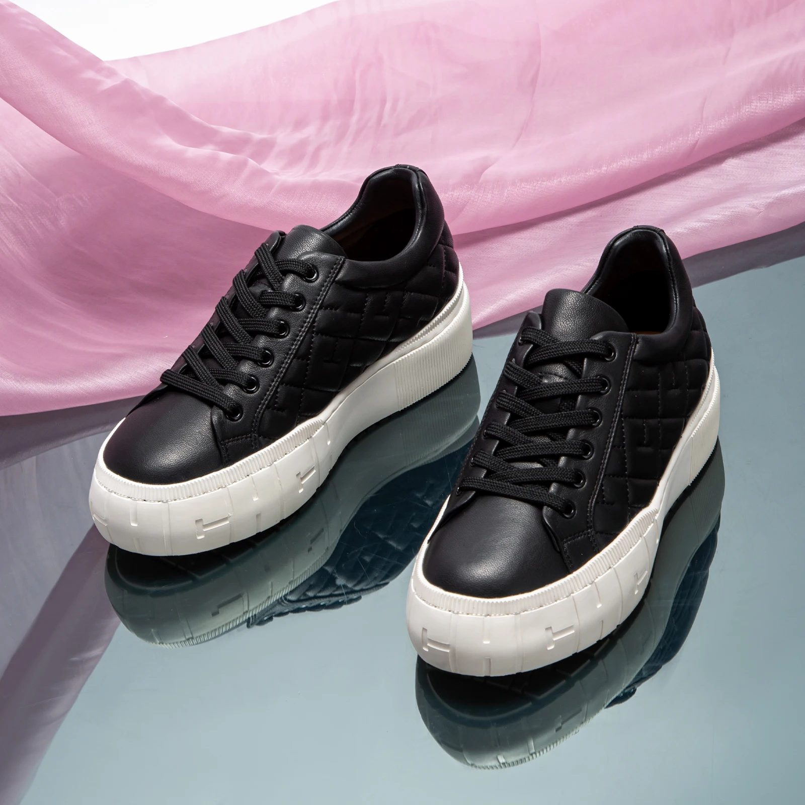 Women's Casual Board Shoes Featured design of the shoe injects fashionable vitality into the daily travelling students  children