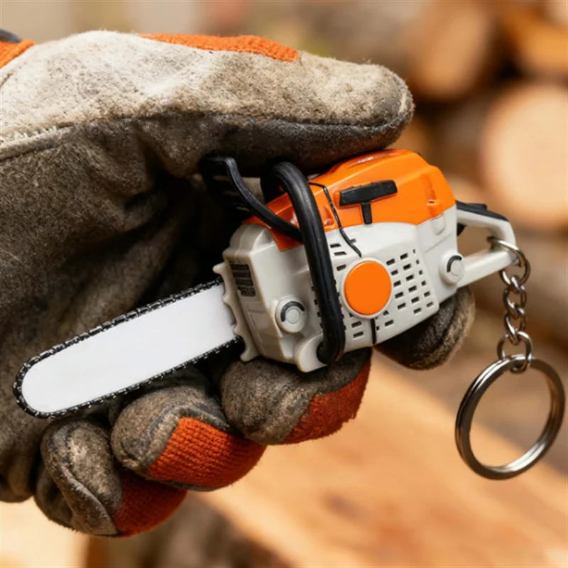 Portachiavi con ciondolo a forma di motosega a forma di cartone animato, modello di fascino, souvenir per l'assistenza antincendio della foresta
