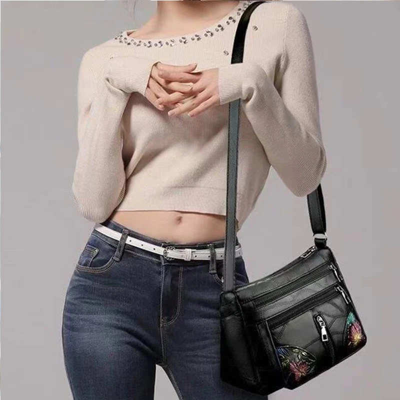 Die Damen-Umhängetasche ist aus PU-Material gefertigt und mit aufgedruckten Mustern versehen, ideal zum Reisen und Einkaufen. – Detail 9