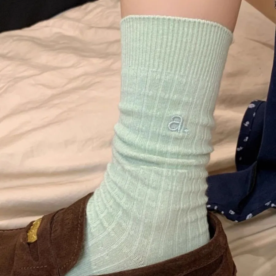 Kaus kaki pertengahan betis retro kaus kaki tumpukan unisex motif huruf hijau mint untuk fashion wanita