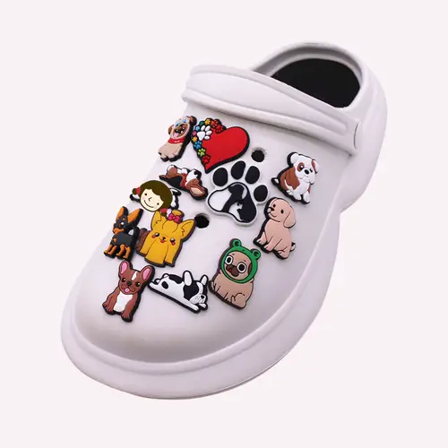 Imagen 2 del producto 1 Uds. De dijes de zapatos de PVC para mascotas favoritas, Bulldog, Labrador, formas de Beagle, zapatos, hebilla superior, accesorios, encantadoras sandalias de Pug, decoraciones