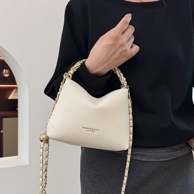 

2025 New Niche Light Luxury Versatile Chain Single Shoulder Crossbody Bucket Bag Fashionable Woven Handbag Women