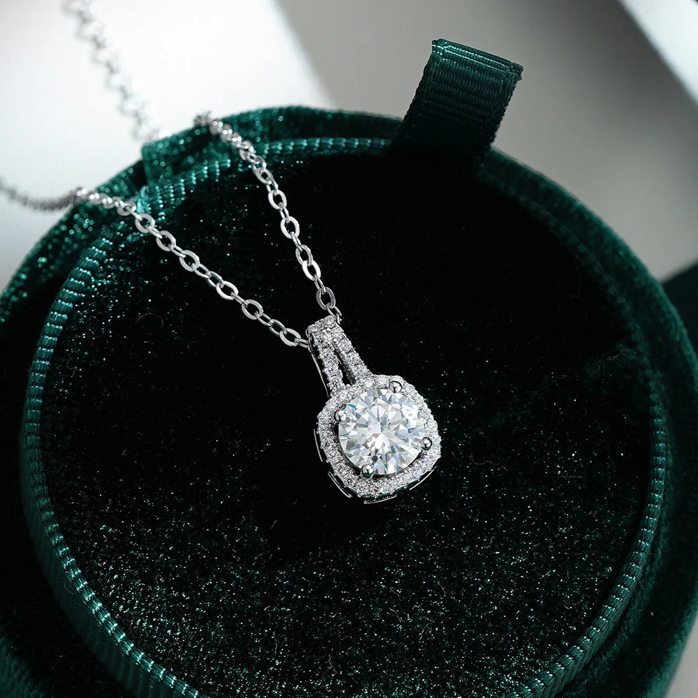 18K Gold Collarbone Chain, 1 Carat Moissanite Necklace Pendant, Women's Square Bag, Platinum PT950 Diamond Pendant Accessory