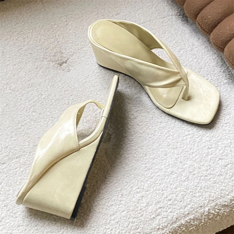 

Модные женские бежевые шлепанцы Aneikeh на танкетке с ремешками, квадратным носком, без застежки, из атласа, летние повседневные пляжные сандалии-мюли