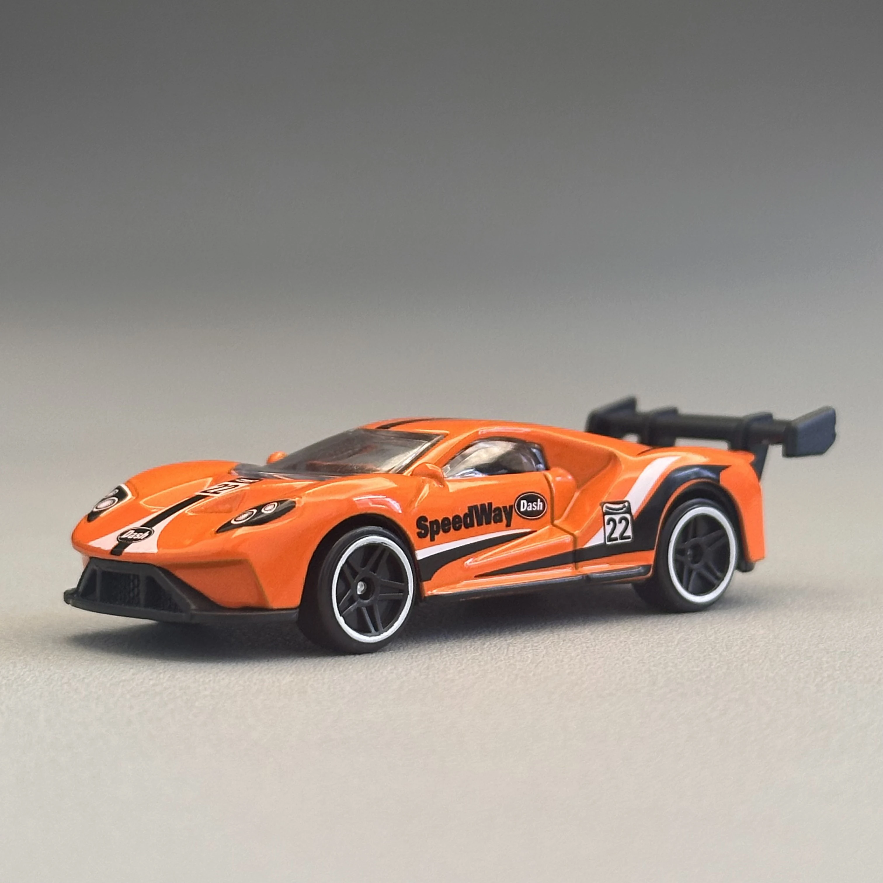 1/64 Scale Diecast Alloy Racing Car Model Realistic Mini Sports Vehicle Toy for Kids Collection Desktop Decoration Birthday Gift
