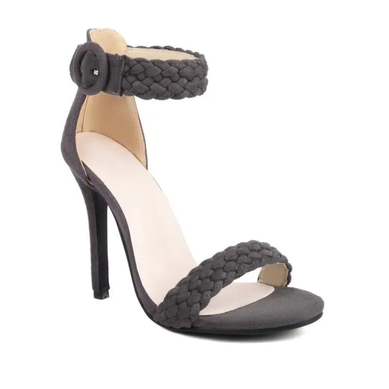 

Модные босоножки на каблуке. Плетеный стиль. Сандалии в стиле дизайна. Простые и элегантные. Банкеты.