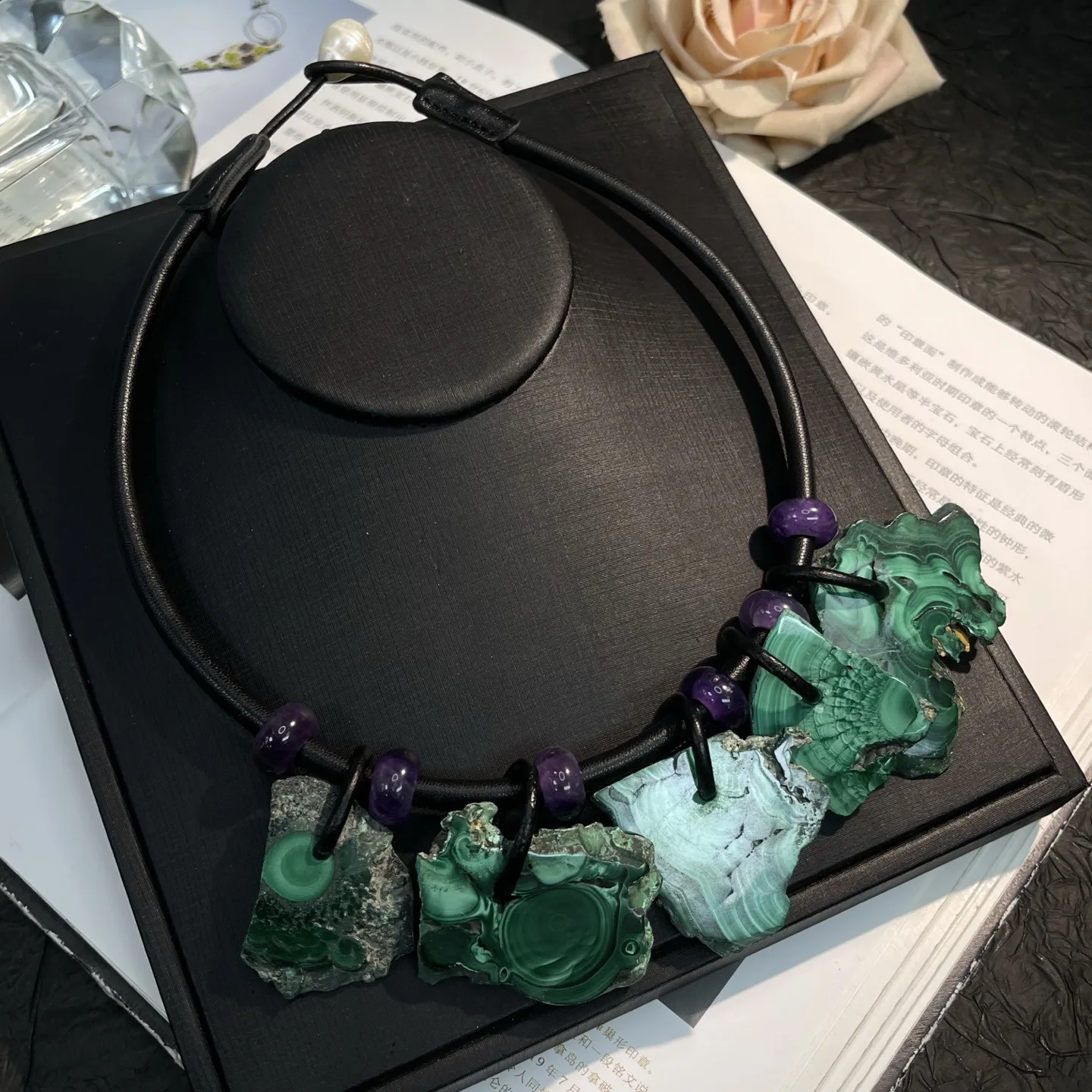 

High-end Fashion and Unique Women's Vintage Sheepskin Rope Natural Baroque Pearl and Green Natural Stone Pendant Short Necklace
