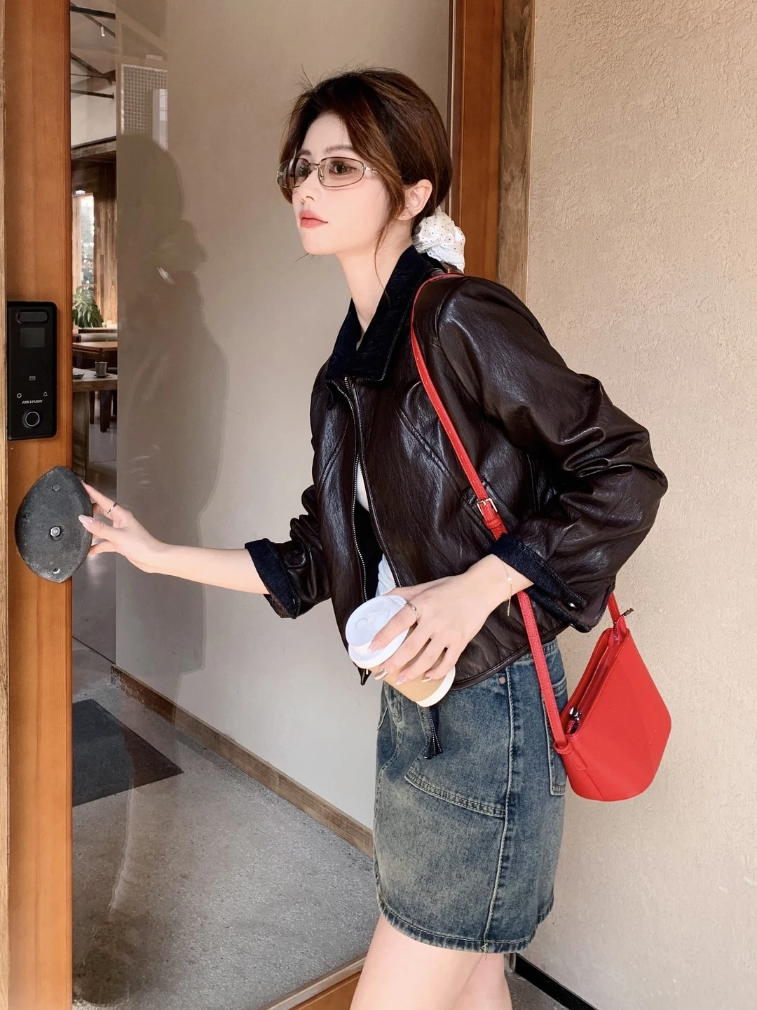 

Коричневая короткая куртка из искусственной кожи с воротником, женская модная куртка в стиле колор-блок, весна-осень, новый стиль, ретро, с карманами на молнии, молодежная куртка