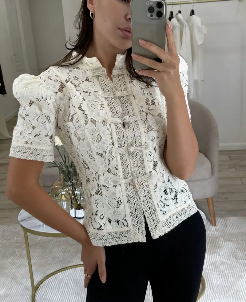 Elegante Sommer-Damenbluse mit Blumenmuster und Spitze, Stehkragen, Puffärmeln, Schlanke Passform, Einfarbig Schwarz Weiß, Tägliche Büro- und Freizeitkleidung für Frauen – Detail 9