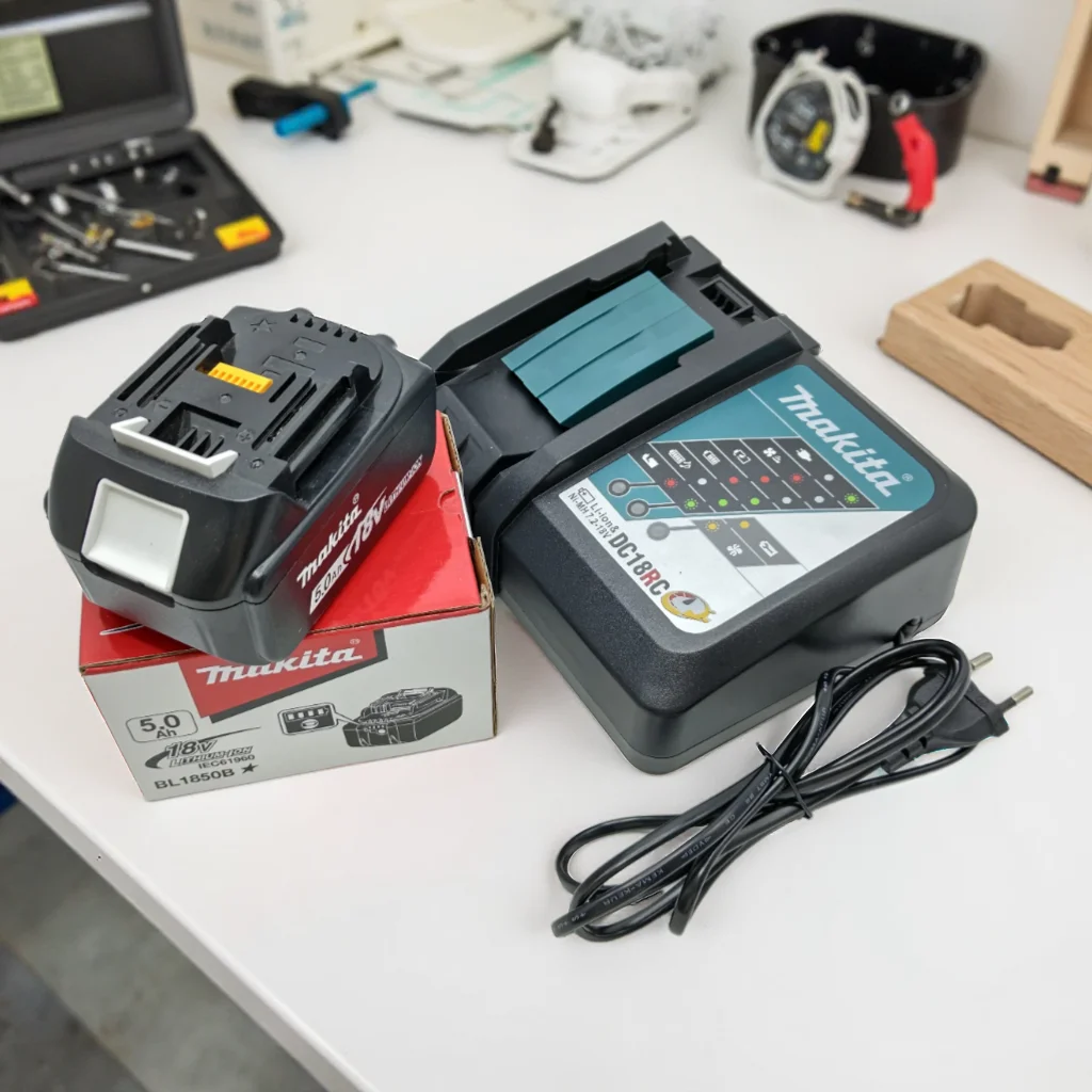 

Replacement Makita 18V Battery 5000mAh, Compatible with BL1830 Series Tools, No Memory Effect There is a box.