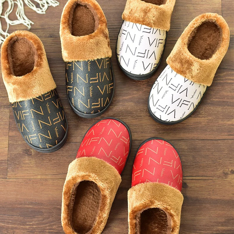 

Новинка 2023 года, домашние кожаные тапочки для пар на осень и зиму, теплые водонепроницаемые нескользящие модные домашние хлопковые тапочки