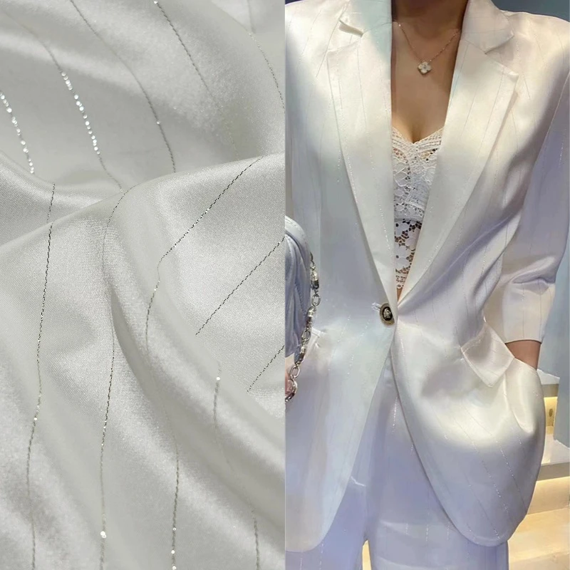Tela de Satén Triacetato Negra con Rayas Plateadas Lurex, Brillante, Suave y Fluida para Trajes de Primavera, Chaquetas, Camisas y Accesorios de Costura DIY