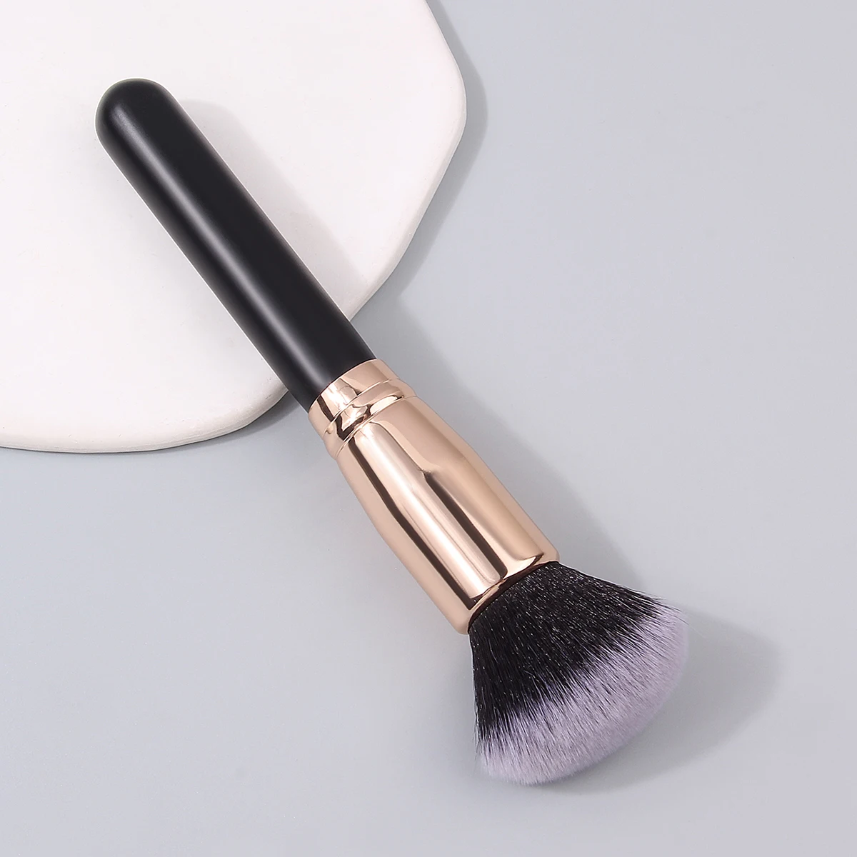 فرشاة مكياج واحدة رائعة مع شعيرات رقيقة وناعمة، فرشاة مكياج محمولة متعددة الوظائف للسفر، أداة تجميل
