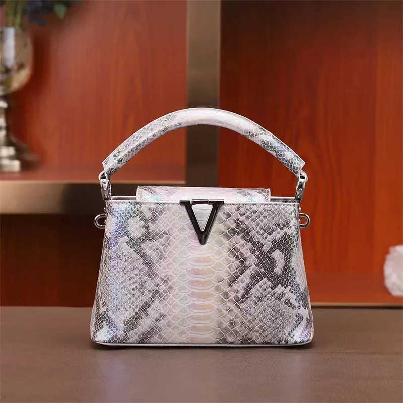 

Текстурированная модная сумка для поездок на работу, компактный квадратный силуэт, многофункциональное ношение, мягкая премиальная текстура, незаменимая вещь на каждый день, новинка 2026 года