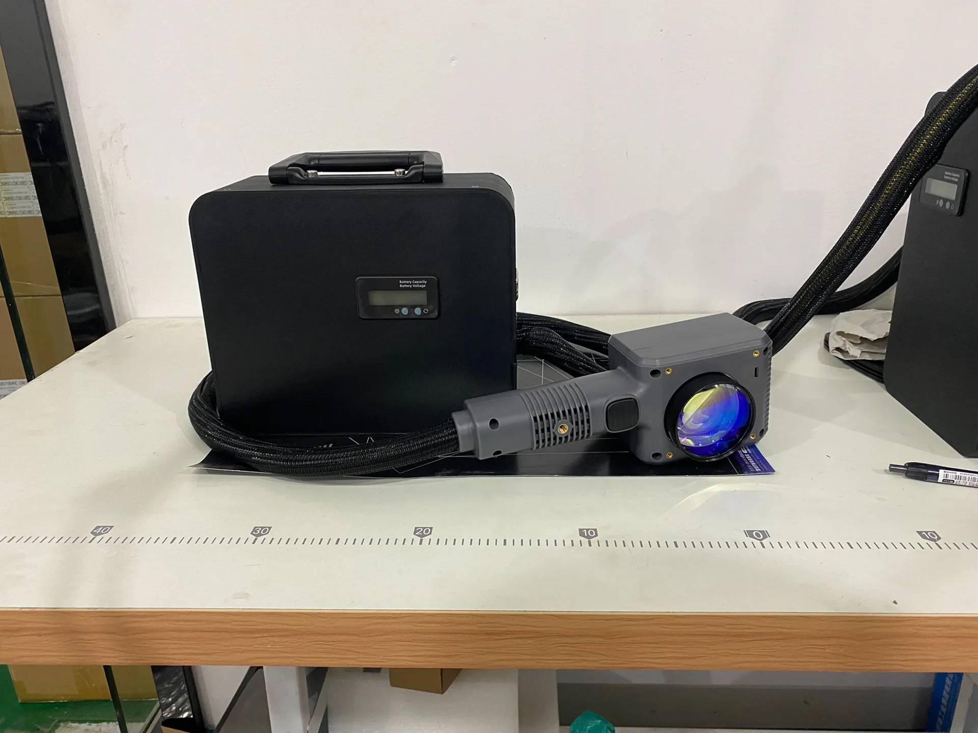 Buon prezzo 20w 30w 50w Mini macchina per marcatura di fibre portatile ottica portatile per pneumatici in resina metallica