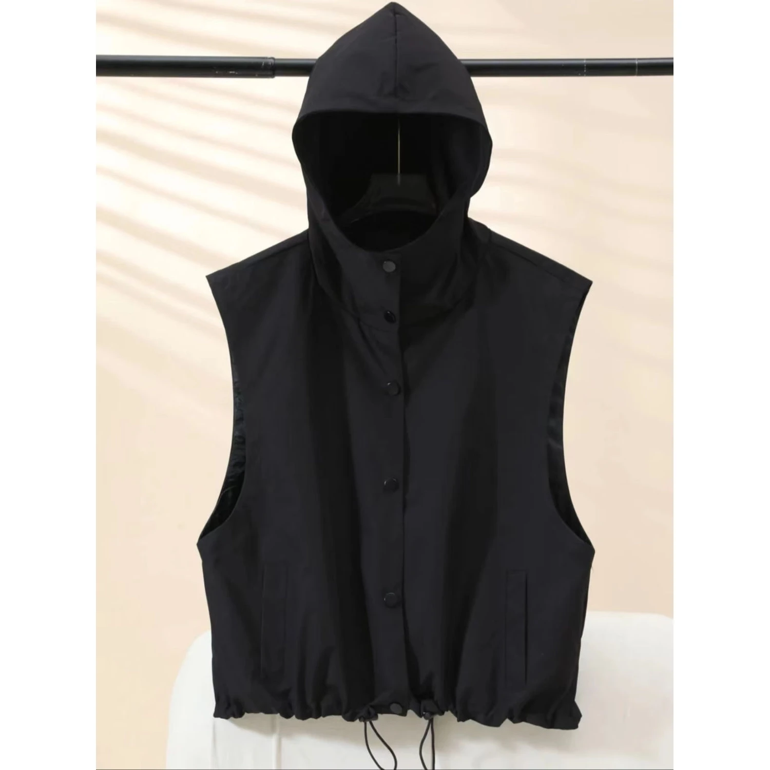 

Женский повседневный черный жилет 2024 года, летний сезон, с пуговицами, из других материалов, 100% короткая длина, модный тренд