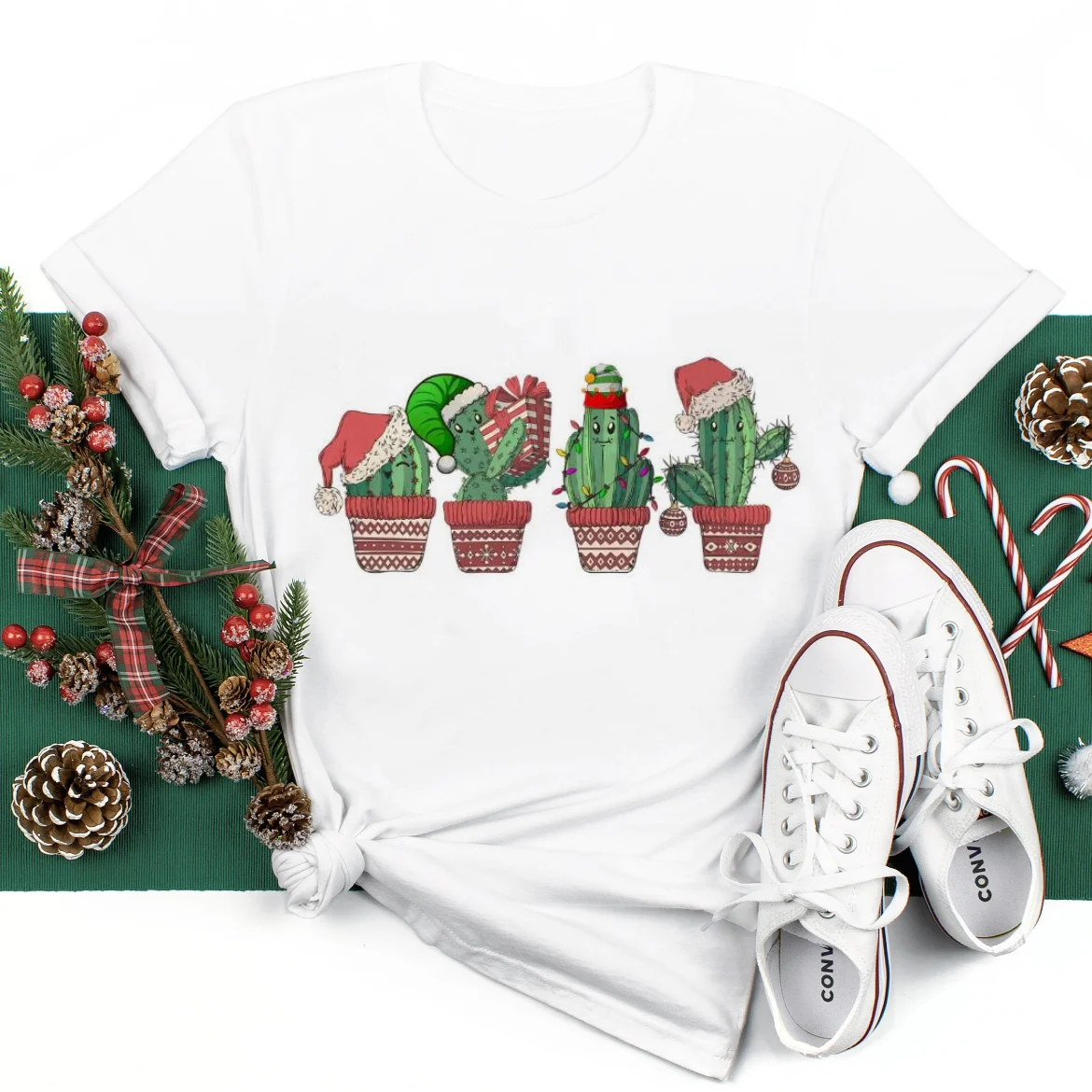 Retro Cactus Santa Xmas Lights Cute Top T-Shirt Christmas Pattern New Year Holiday Cartoon Print Fashion Versatile O-Neck T-Shir