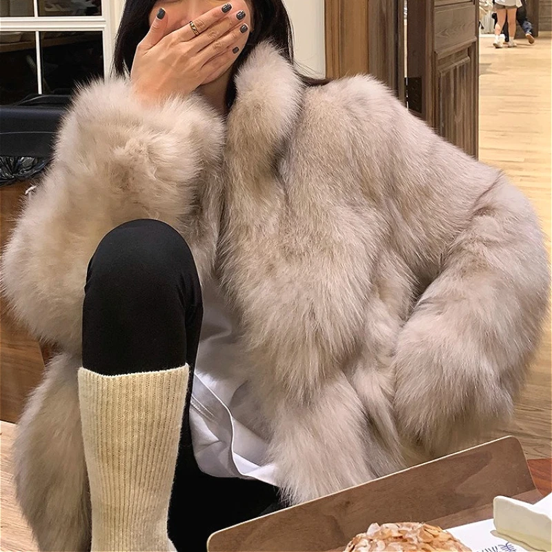 معاطف نسائية بيضاء من الفرو الصناعي سترات سميكة منفوشة بياقة واقفة وأكمام طويلة مغطاة بأزرار فضفاضة أنيقة غير رسمية لخريف وشتاء 2025 #1