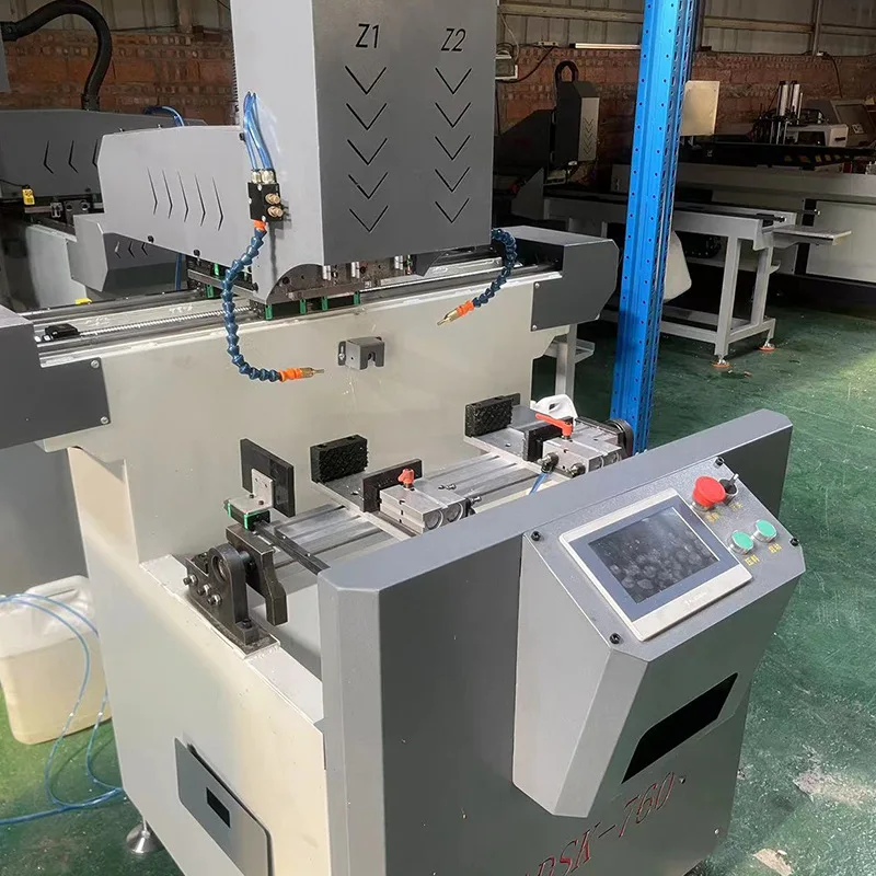 CNC-Multifunktionsfräsmaschine mit Flip-Funktion. CNC-integrierte vertikale Hubplattform. Positionierung eines Ein-Knopf-Starts