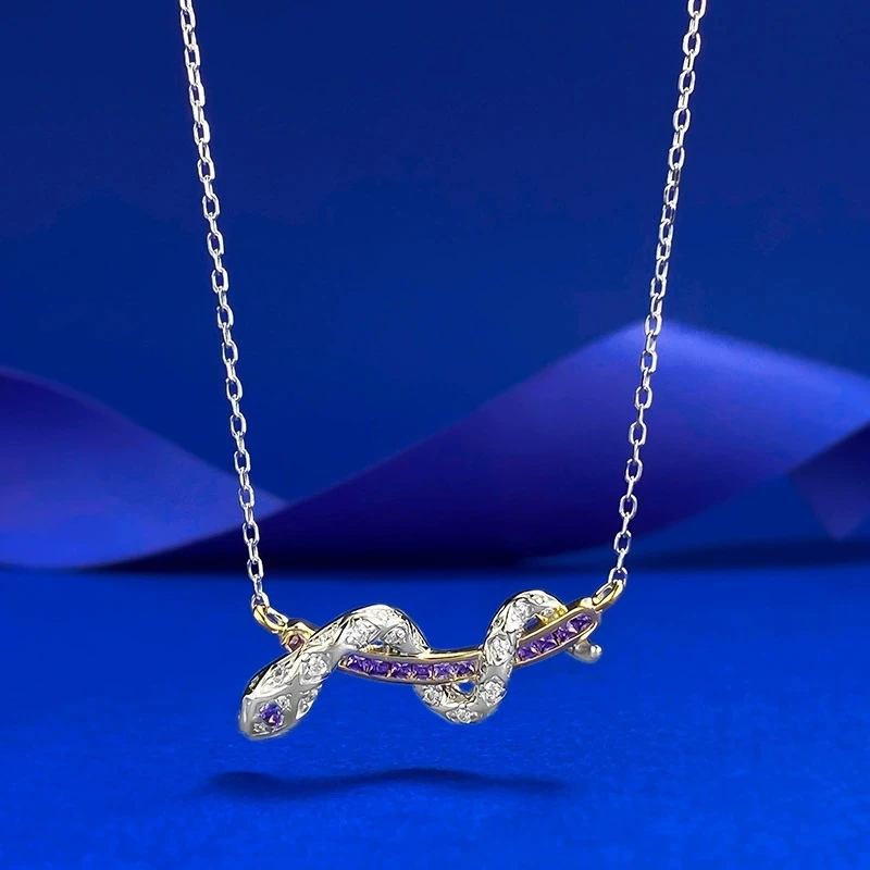 

Серебряная спиртовая змея S925 переплетенная вокруг фиолетового ожерелья Ци приближается из Востока