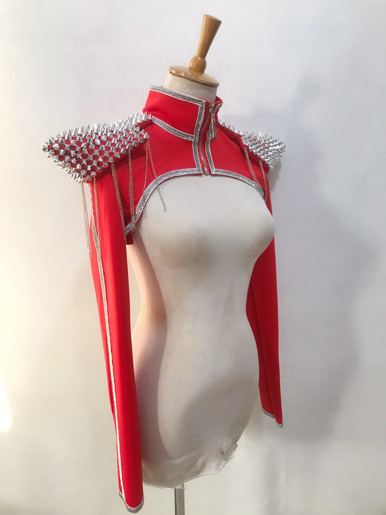 IOOTIANY Rote, mit Nieten verzierte, gepolsterte Schulterjacke für Damen, Jazz-Sängerin, Nieten-Schulterweste, Bühnen-Accessoire, Tanzkostüm. – Detail 2