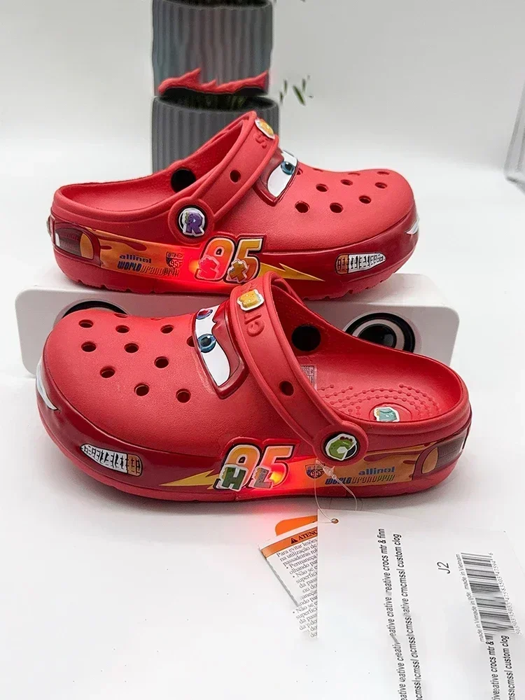 Czerwone klapki z nadrukiem wyścigowego samochodu, świecące buty z otworami, z odpinanym paskiem na piętę, miękkie sandały ogrodowe, antypoślizgowe letnie klapki plażowe dla chłopców. — 2