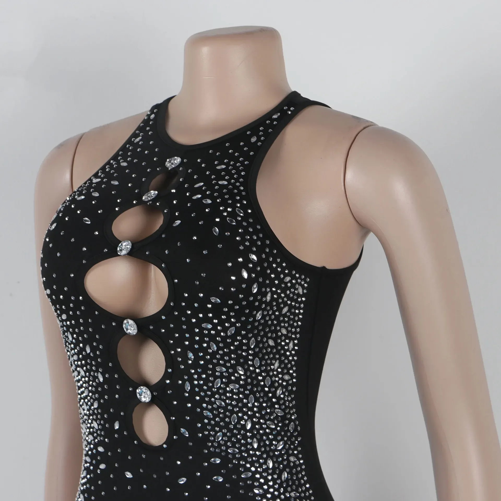 여성의 섹시한 매력 솔리드 컬러 핫 다이아몬드 기질 중공 중공 엉덩이 스트레치 민소매 반바지 점프 슈트