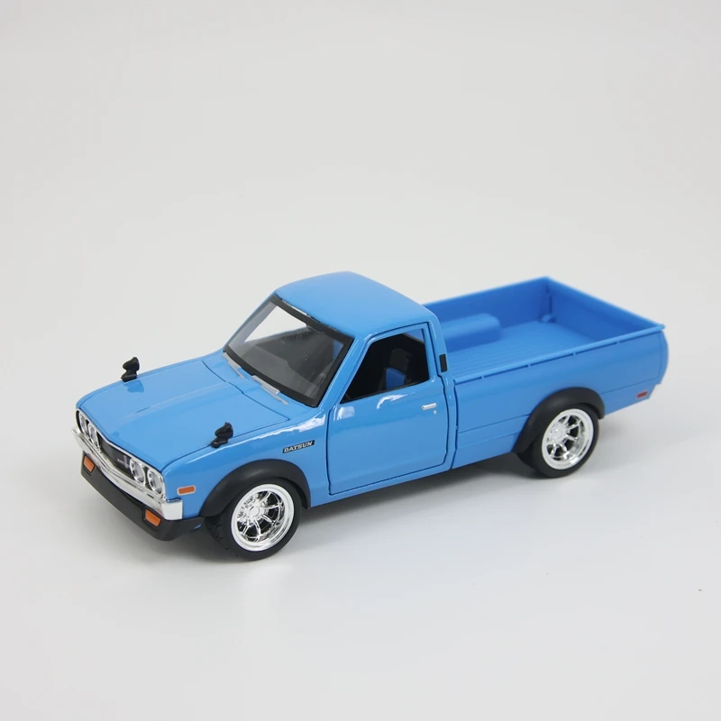 Maisto 1:24 Simulation Nissan Datsun 620 Pickup Transport Vehicle Alloy Model doors on both sides that can be opened