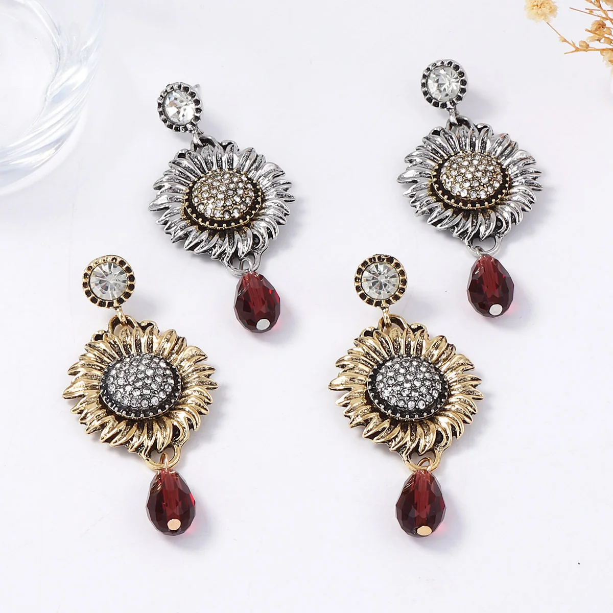 

Artistic and retro Bohemian style, exquisite zircon-set sunflower teardrop pendant earrings, punk-style travel jewelry.
