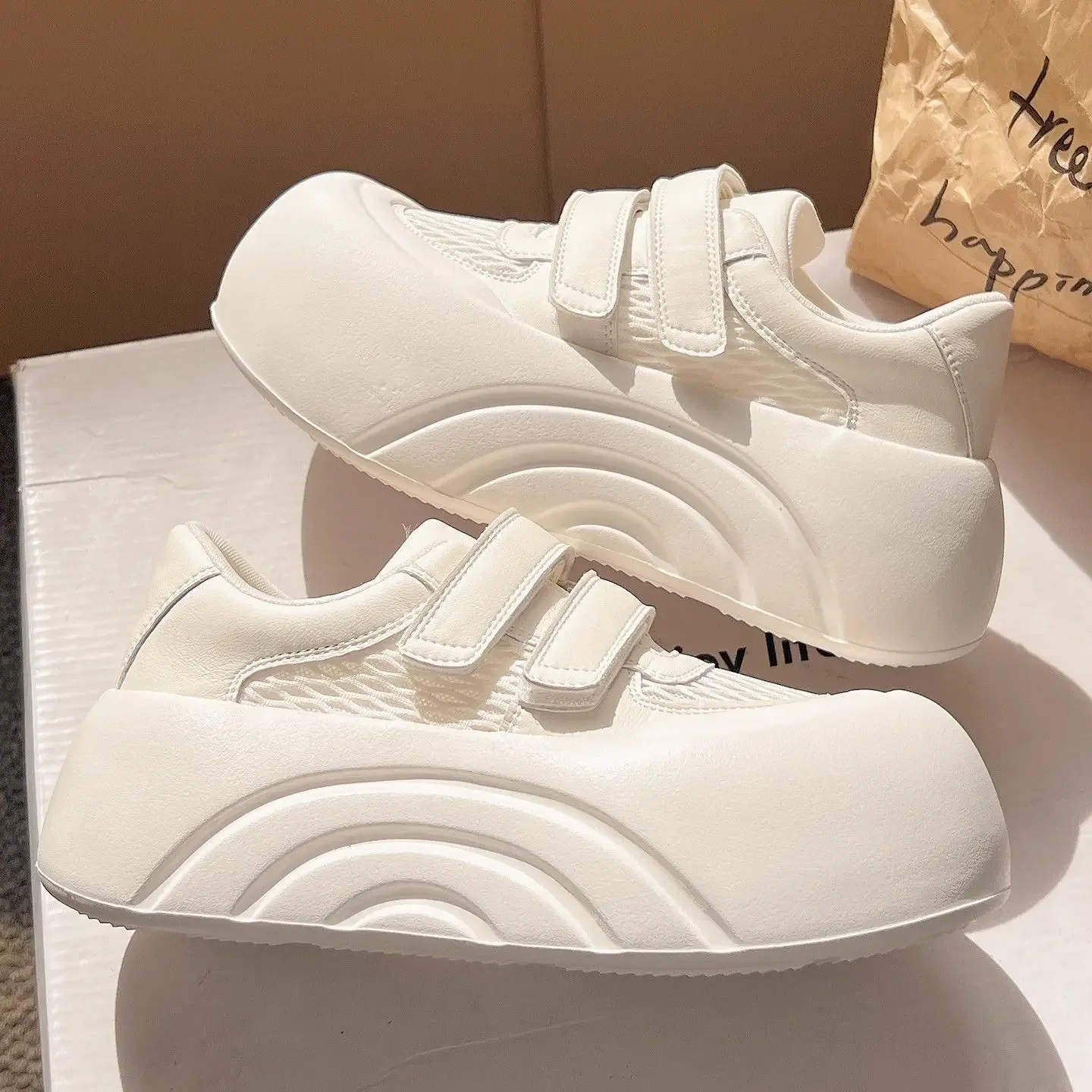 

2025 Summer New Arrival Women's Thick Sole White Sneakers Velcro Mesh Breathable Casual Skate Shoes for Wide Leg Pants Outfit