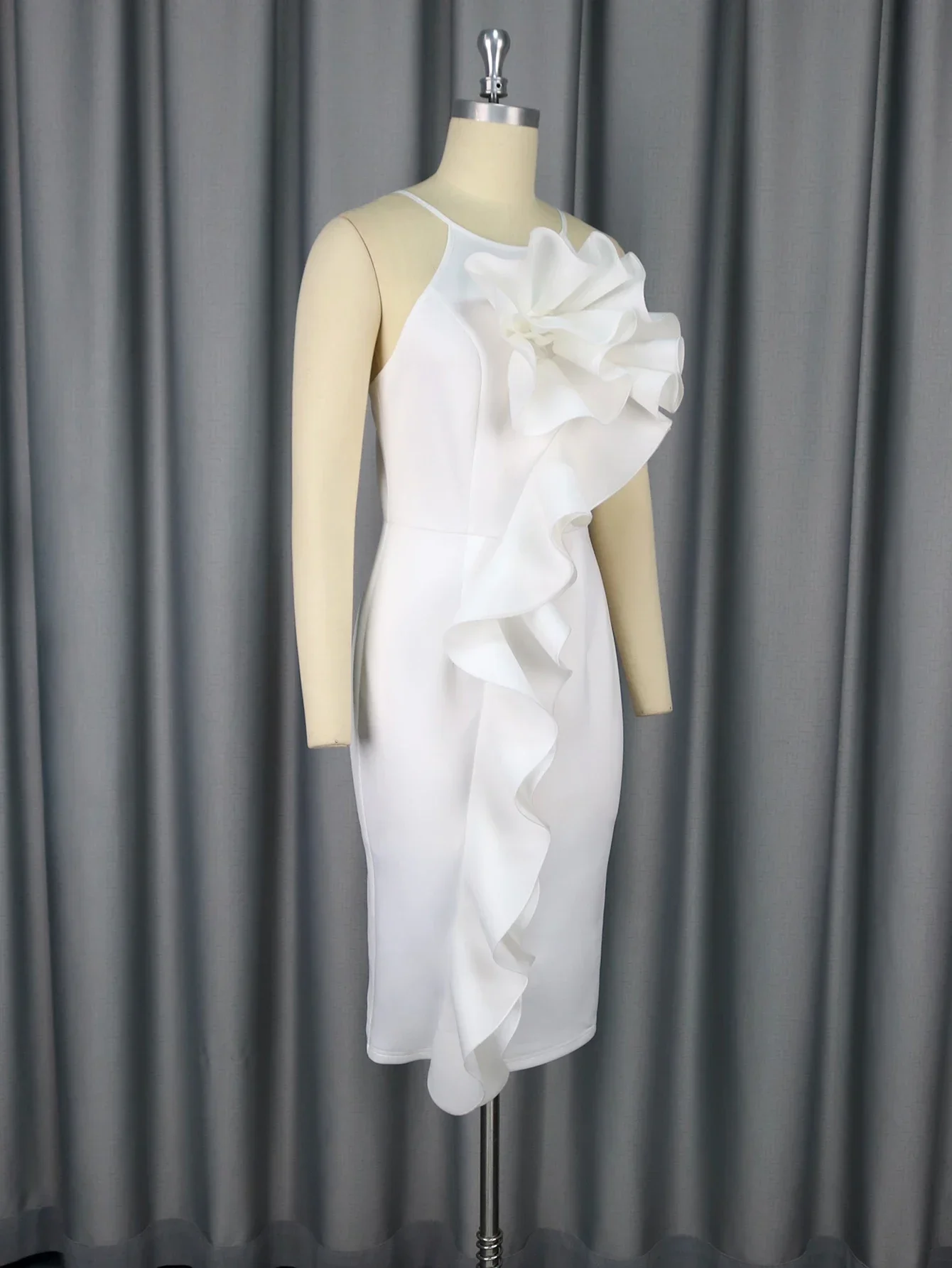 فساتين بحزام سباغيتي أبيض مخصصة للنساء بدون أكمام ثلاثية الأبعاد وكشكشة على شكل زهرة حزمة الورك أنيقة لحفلات الزفاف ثنائية