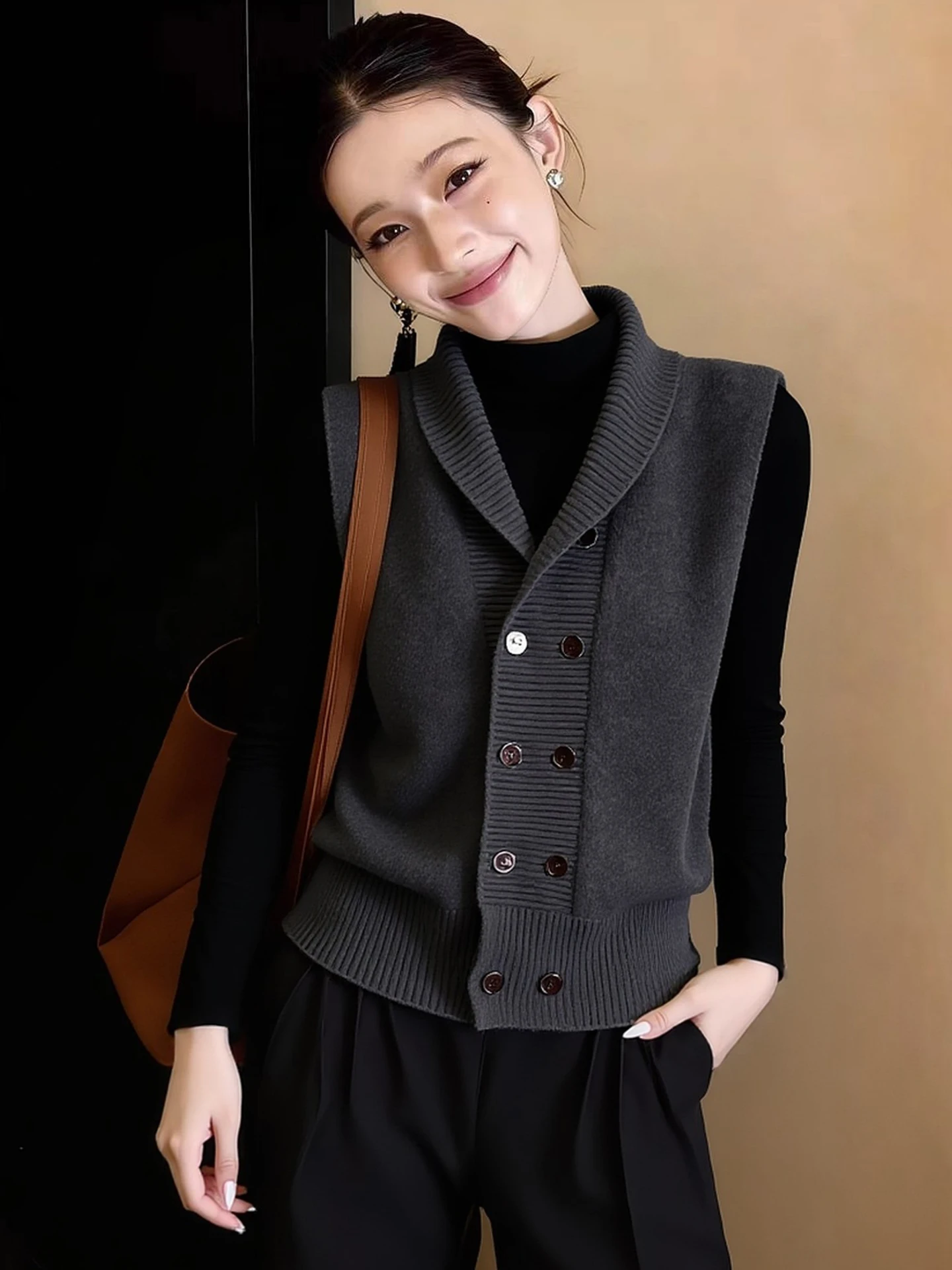 

Мягкий и удобный вязаный жилет для многослойных образов, уникальный женский свитер-кардиган с V-образным вырезом и двойной застежкой на пуговицах, весна 2026