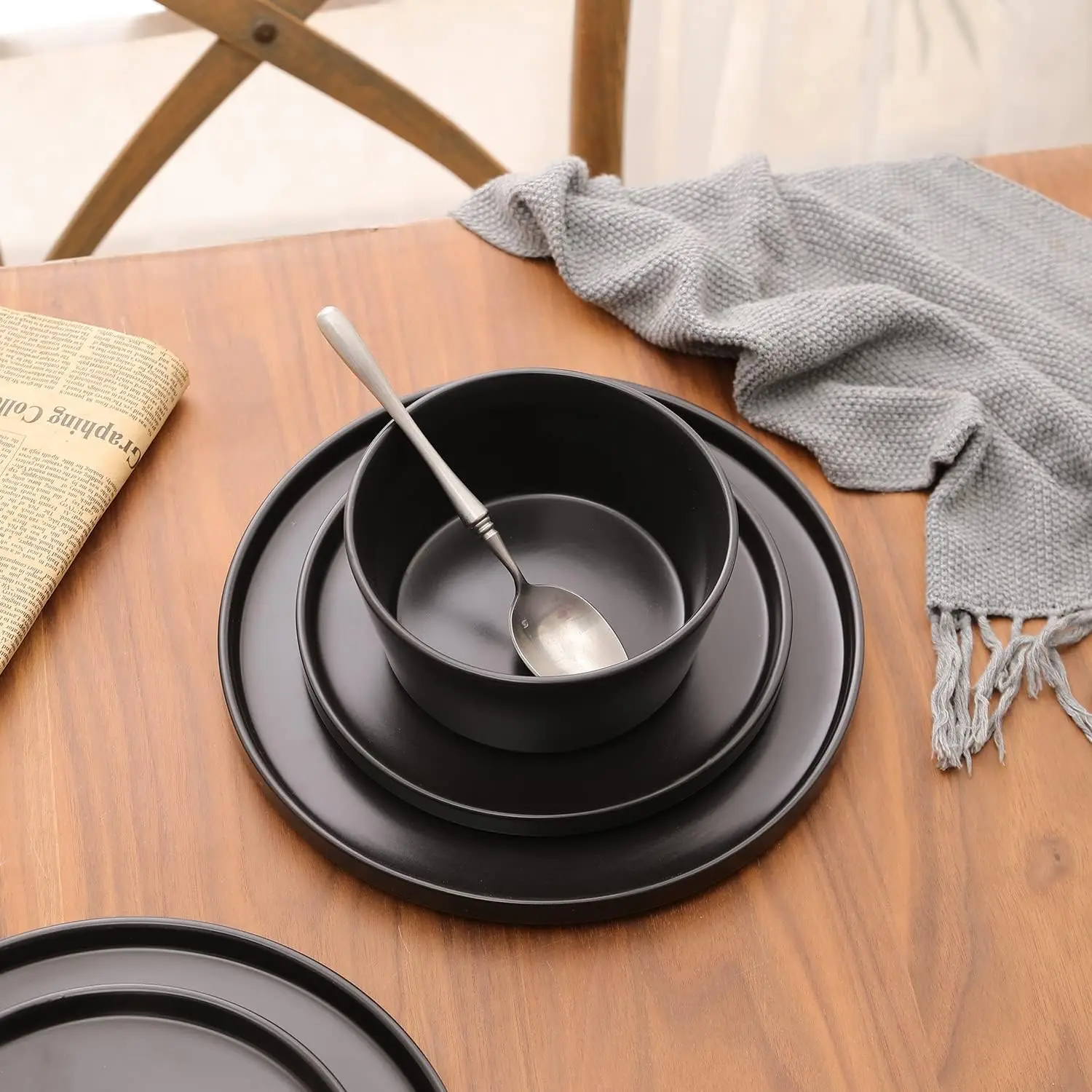 Celina Modern Juego de vajilla de 24 piezas de gres, platos para cena y ensalada, tazones de sopa, juego de platos para 8, negro