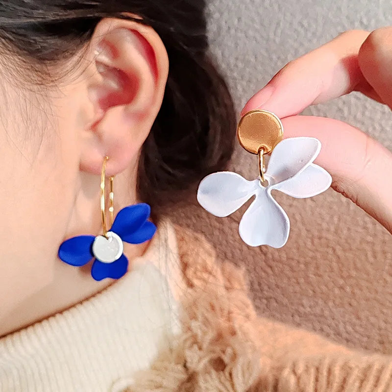 Fashion Simple Asymmetrical Flower Round Earrings For Women Designed Creative Blue and White Petal Earrings Personality Jewelry