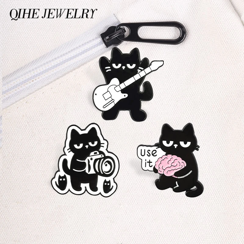 Pin de esmalte Use It Brain Cat, diseño de gato negro fotógrafo con guitarra rockera, broche para bolso, insignia de solapa, joyería, regalo para amigos